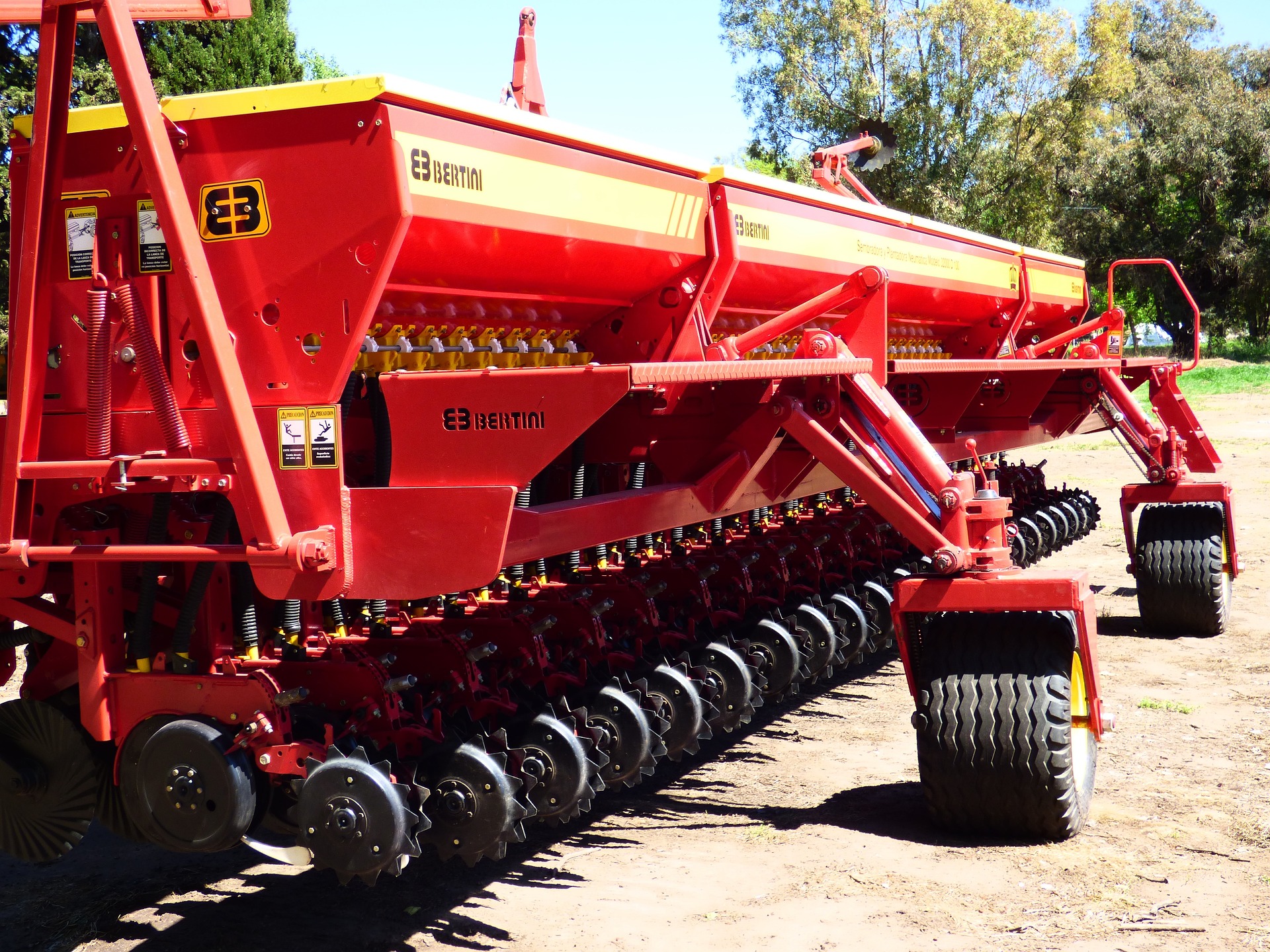 farm-equipment-1736414_1920